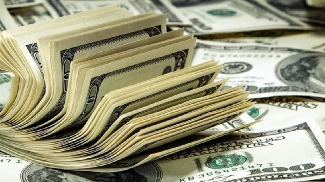 El blue avanzó cinco pesos en la rueda del martes y cerró en $1.565 para la venta en el mercado paralelo