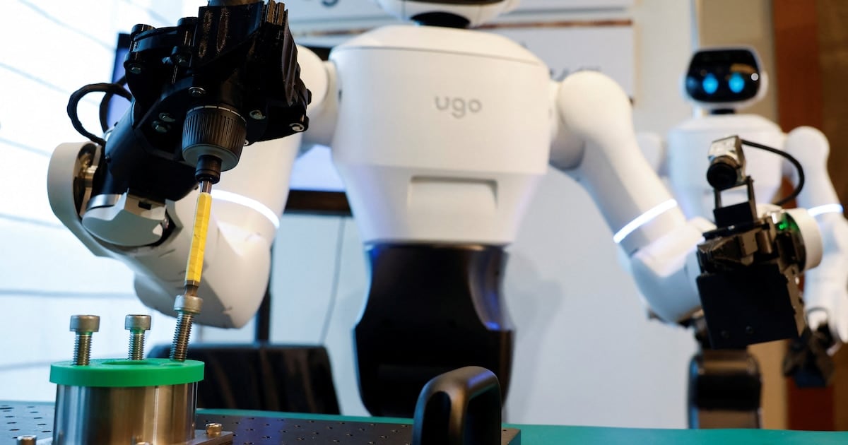 Un robot con IA se sentó a la mesa del hospital y atendió a los visitantes