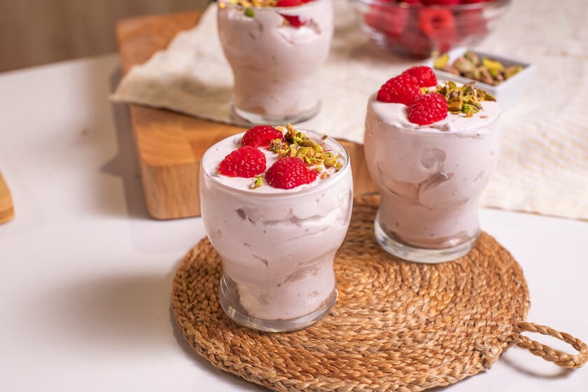 Una mousse de frambuesas sin huevo que se arma en un ratito y se banca la espera en la heladera