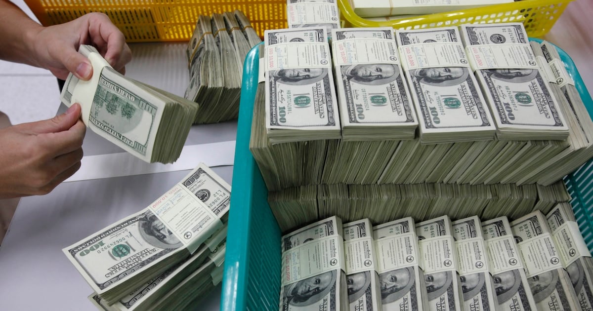 El dólar volvió a moverse en direcciones opuestas y dejó al blue apenas por encima de la cotización bancaria