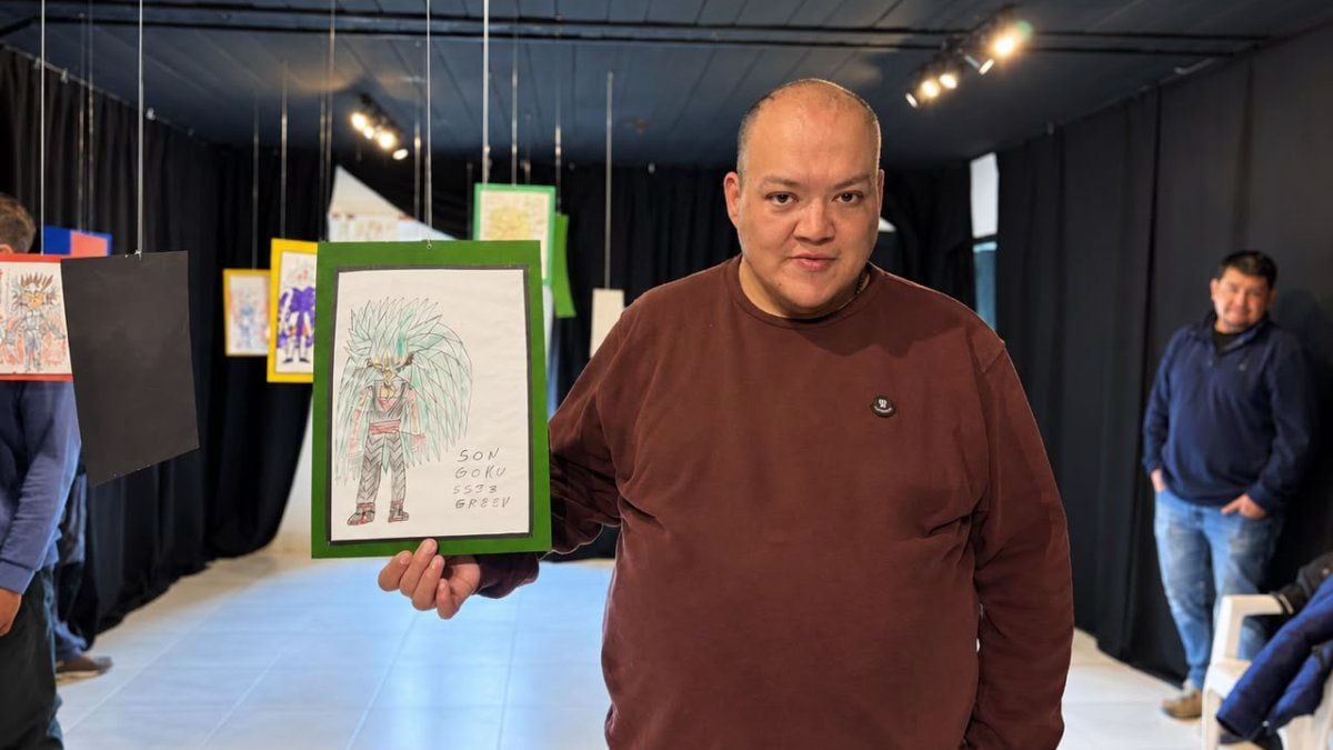 Una sala de Aluminé se llena de los dibujos que Daniel guardaba en su teléfono