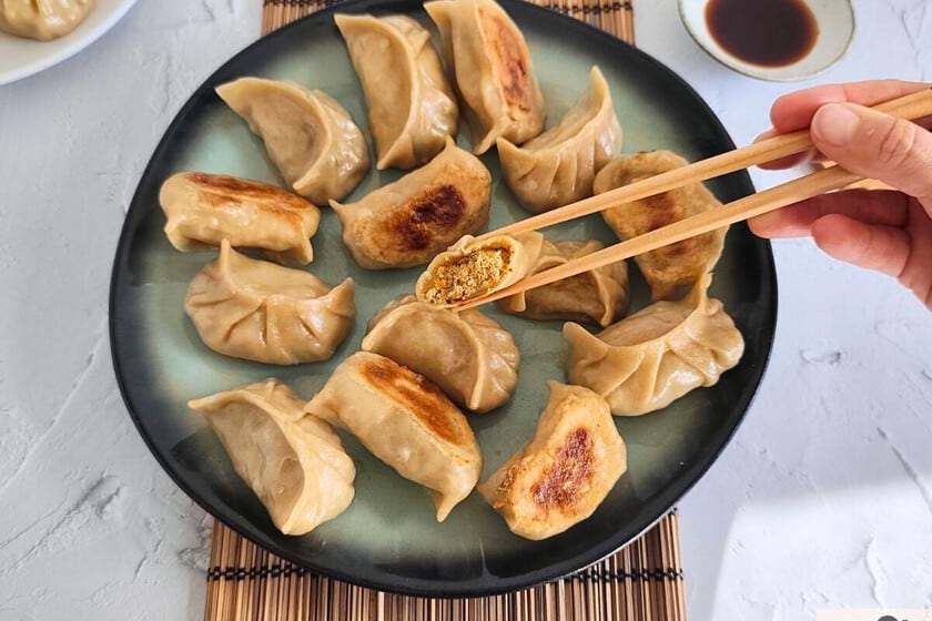 Treinta gyozas de verduras que se hacen en una sola sartén: la receta con tofu ahumado y shiitake que rinde toda una juntada