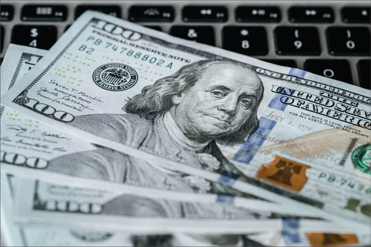 El dólar oficial se mantiene en $1540 y el blue en $1560, con cotizaciones heredadas del último cierre hábil