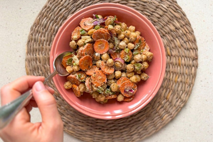 Garbanzos al horno con zanahoria y tahini: una ensalada templada para resolver la semana sin complicarse