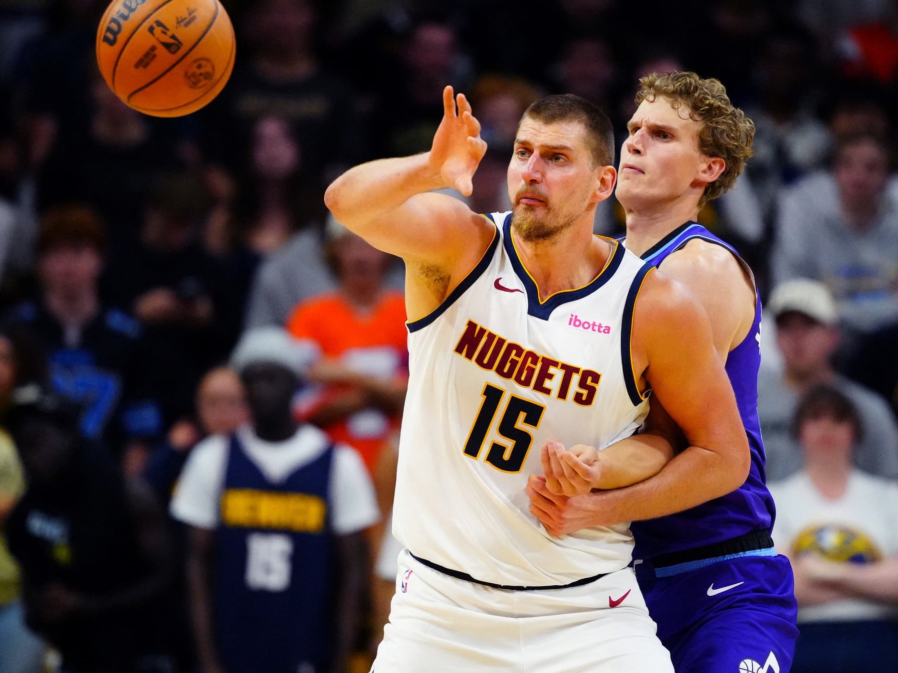 Jokic hizo de las suyas, pero los Nuggets arrancan la pretemporada con el lomo expuesto