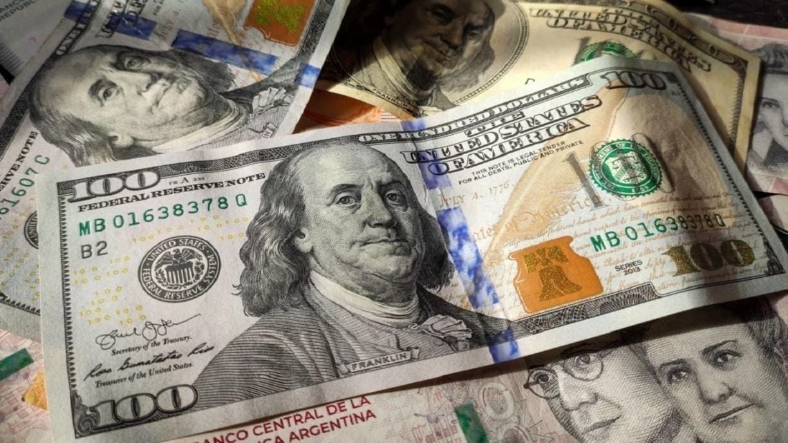 El billete informal cerró la semana a mil quinientos cuarenta pesos y se acercó al precio de la pizarra oficial