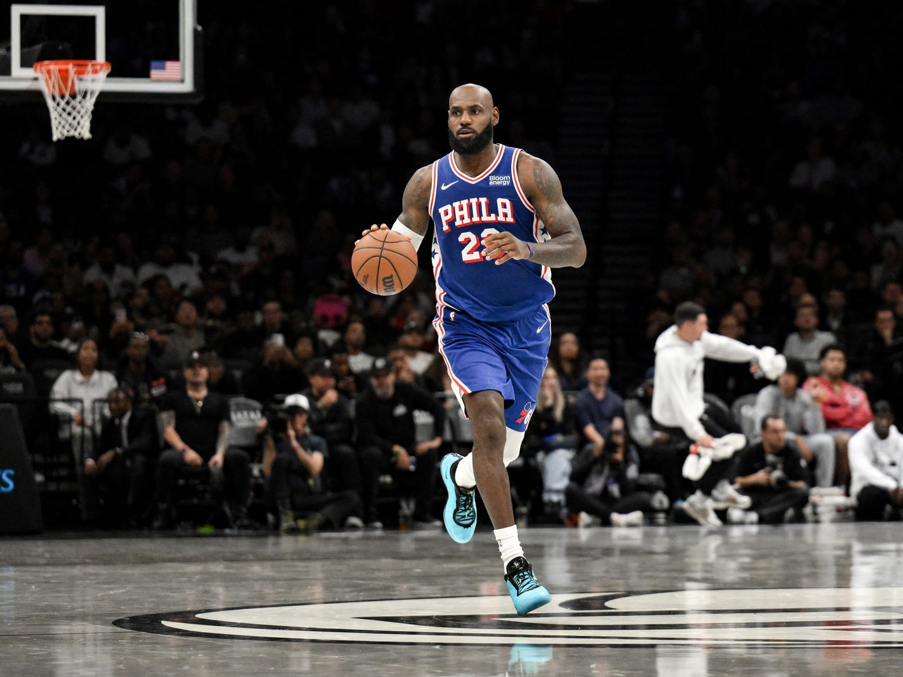 LeBron se puso la 23 de los Sixers, jugó un rato y se fue al banco: los Nets pasaron arriba en el tercer cuarto