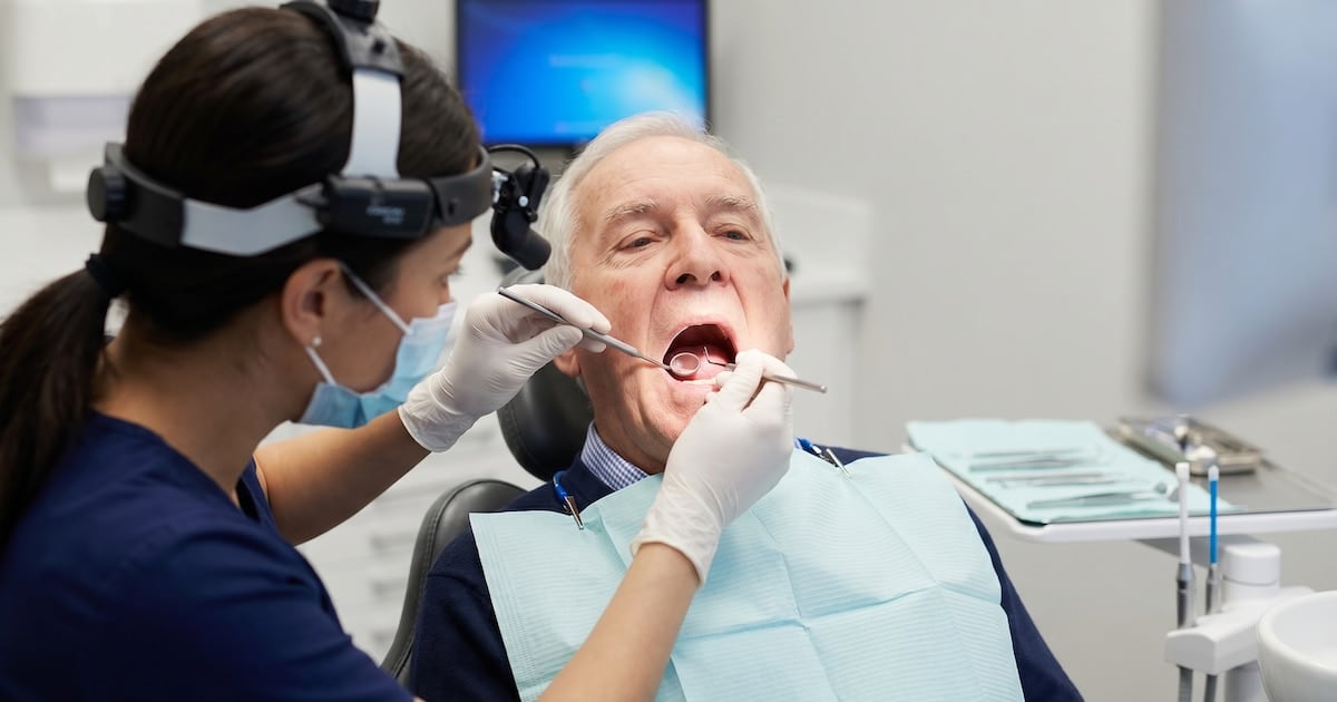 La dentadura que se pierde y la cabeza que se nubla: la conexión que pocos adultos mayores imaginan