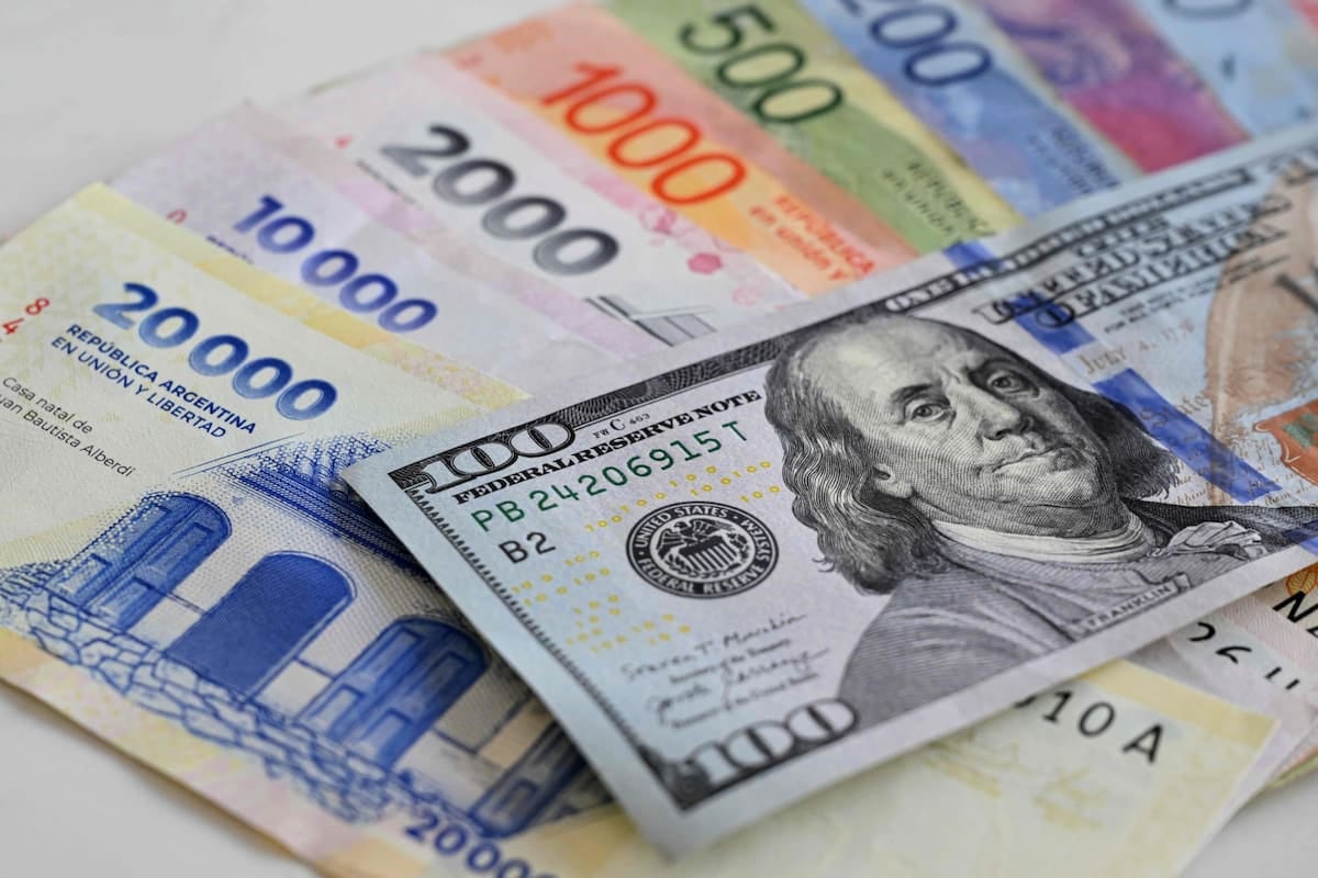 Argentina se abarató en dólares por segundo mes consecutivo, pero la ropa y los restaurantes mantienen el liderazgo regional en sobreprecios