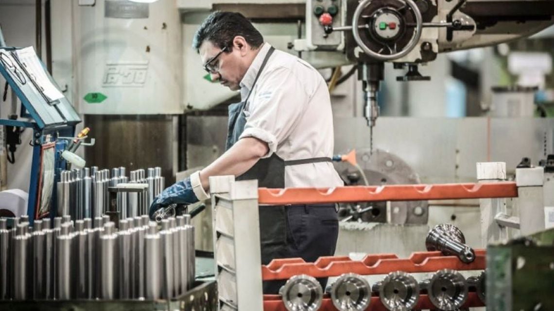 Manufactura en retroceso: el empleo industrial se contrajo 5,2% en dos años y ya supera los 66 mil puestos perdidos