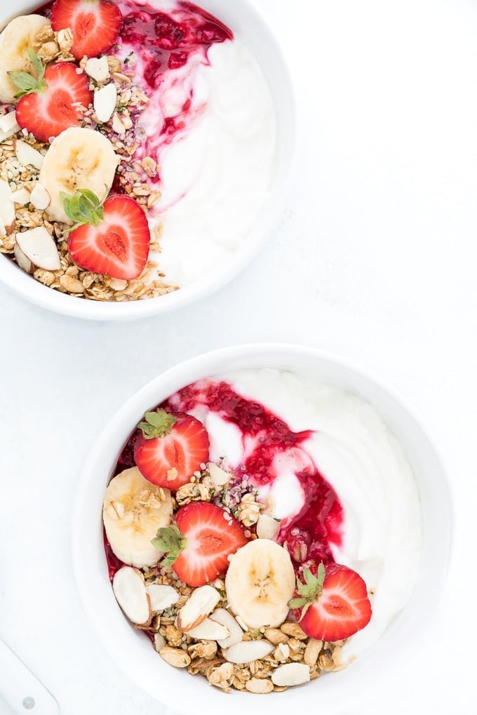 Yogur griego y hígado graso: por qué ningún alimento solo alcanza, aunque sumar este tiene sentido