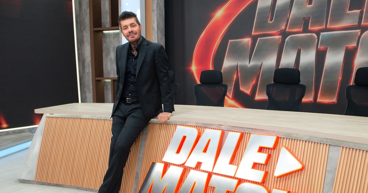 Tinelli vuelve a la carga con dos pantallas abiertas: la del streaming y la del living de su casa