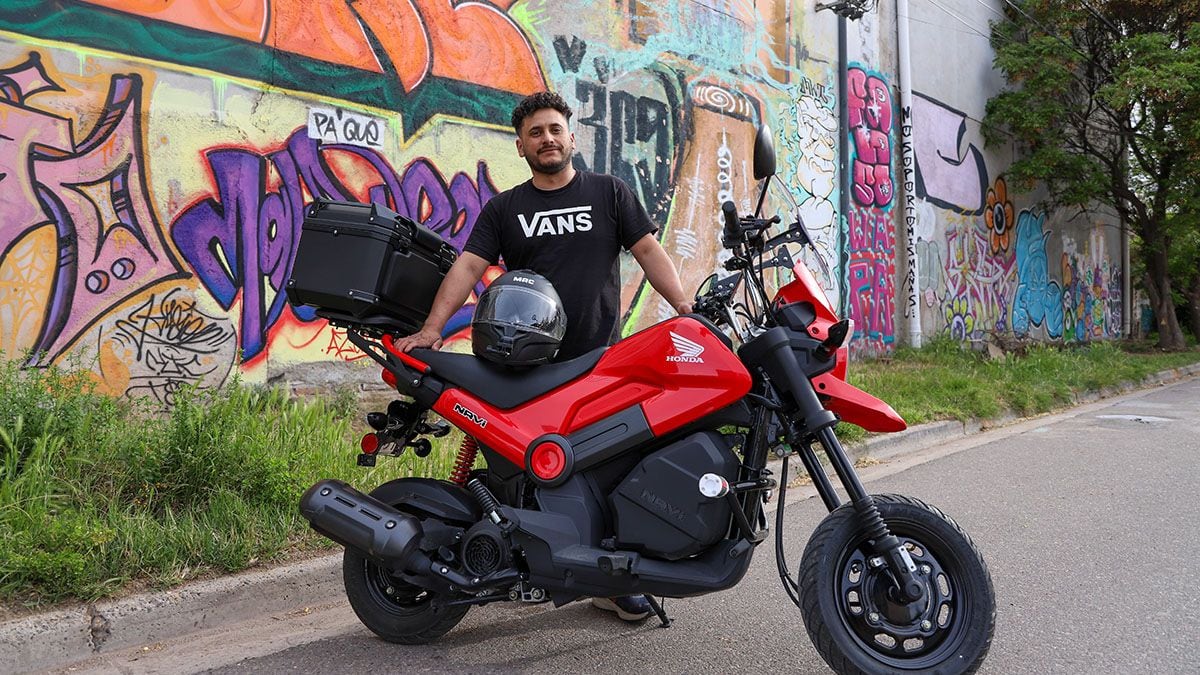 Un mecánico neuquino liquida su taller, despide a los 40 y se va en una moto chica desde la Patagonia hasta Alaska