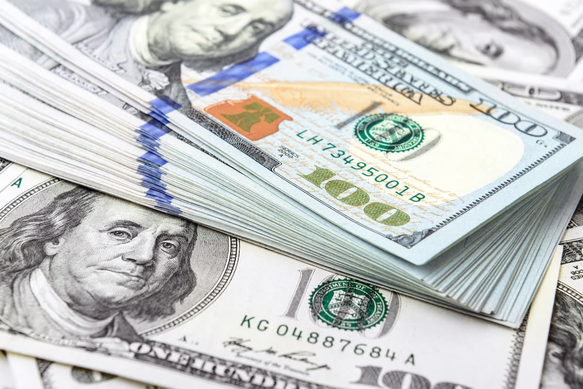 El mercado cambiario reabre este martes con el dólar oficial sin movimientos y el blue casi en paridad
