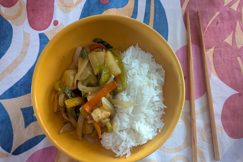 Tofu agridulce con piña: la versión vegana del clásico salteado chino que se cocina en menos de media hora