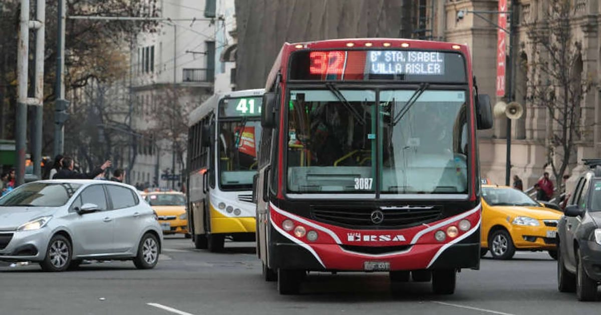 Tomar el colectivo en la Argentina cuesta hasta cuatro veces más según la ciudad: Pinamar lidera el ranking y el AMBA, el más barato