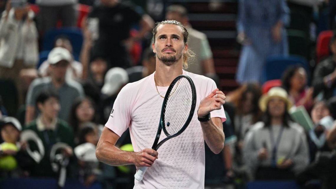 Zverev sudó lo suyo, sacó boleto a cuartos y ahora le toca De Miñaur en Shanghái
