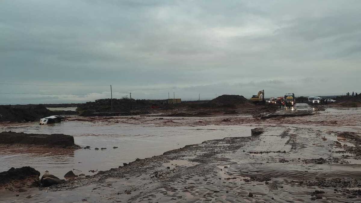El barro se metió hasta la cocina: Rincón de los Sauces acumula más de medio ciento de auxilios y mantiene cortada la Ruta 8