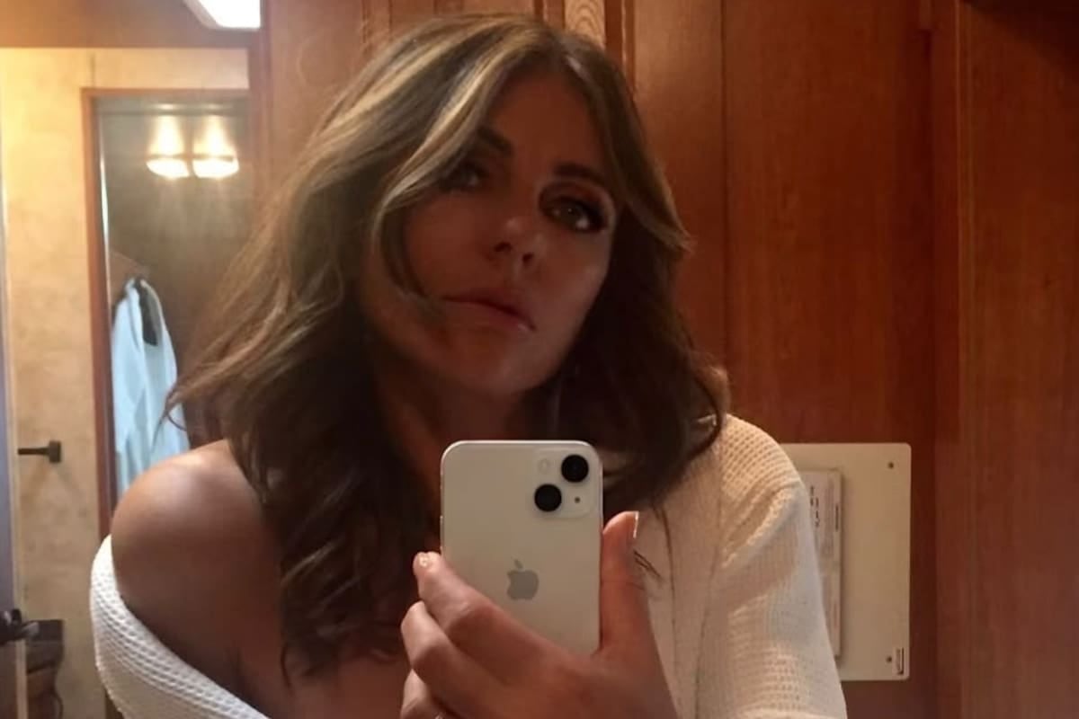 Elizabeth Hurley vuelve al set de The Burbs con un anillo que no deja hablar a nadie