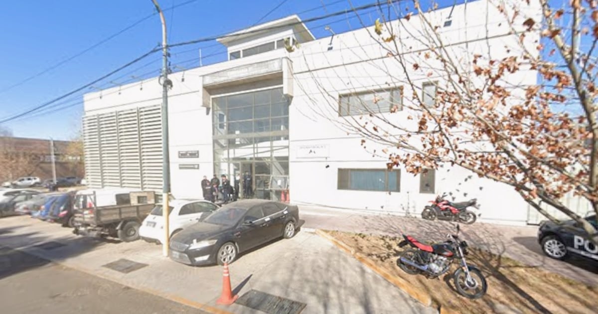 Un efectivo de la Policía de Mendoza quedó detenido e imputado por abusar de una mujer privada de libertad en una comisaría de Godoy Cruz