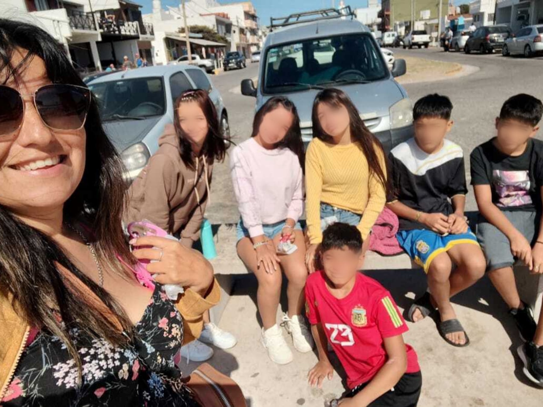 De un departamento chico a una casa con nueve: el viaje de María Laura para adoptar a seis hermanos y recibir al séptimo en brazos