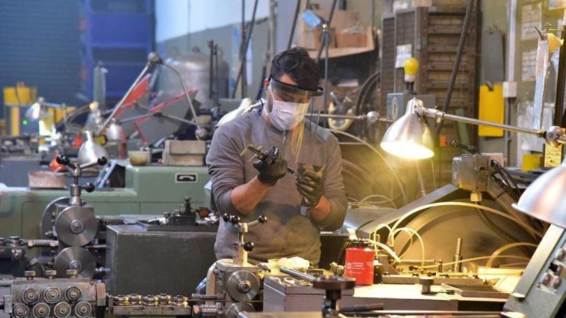 La industria opera a menos del 60% de su capacidad y la informalidad gana terreno entre los trabajadores despedidos