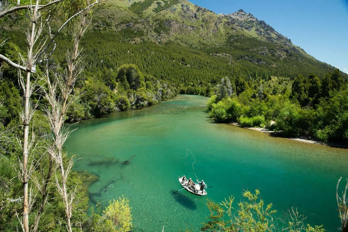 Neuquén ya vende los permisos para una de las temporadas de pesca más esperadas de la Patagonia