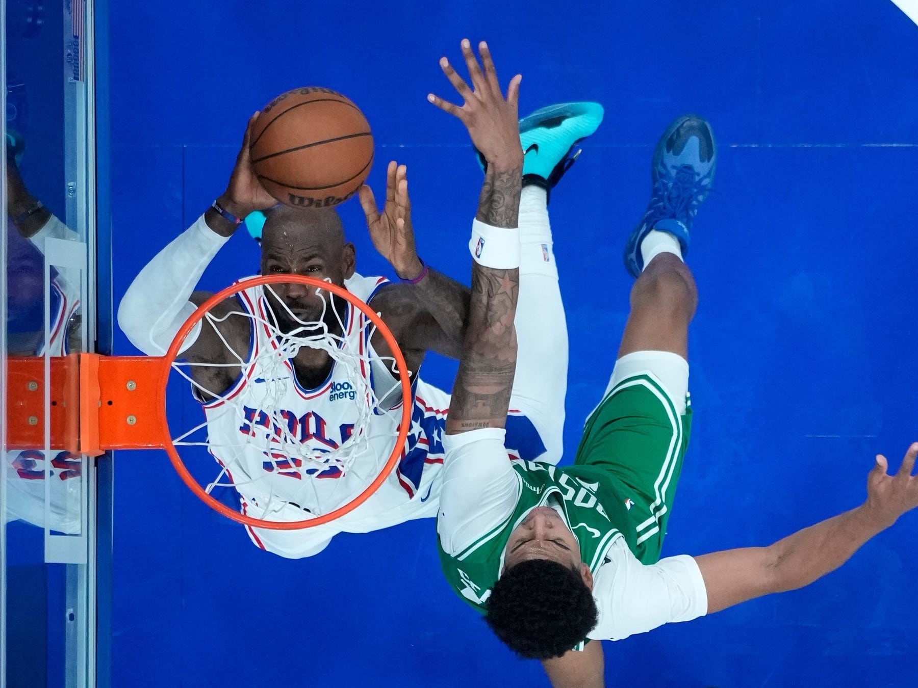 El Rey ya pisa Filadelfia: LeBron se presentó como local en los Sixers con una volcada que silenció el resultado