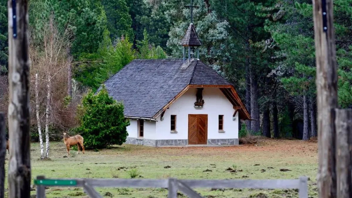 Una capillita con acento alpino sobrevive entre los bosques de Meliquina, al pie de los Andes