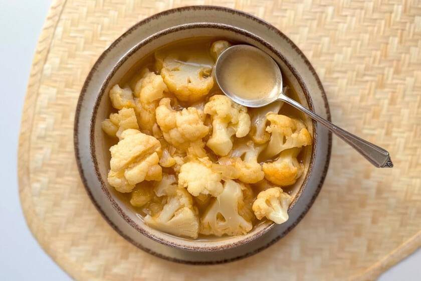 La sopa de coliflor que se come con cuchara grande: receta en trozos, con pimentón y sin procesadora