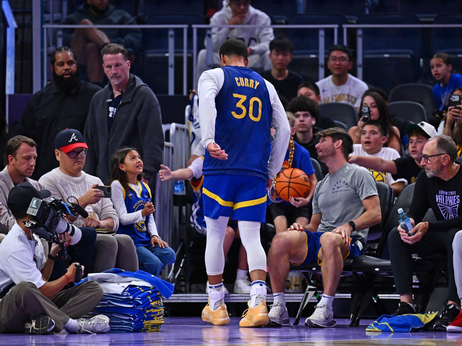 Curry renovó, se arrodilló y dejó a los Warriors con el corazón en la boca