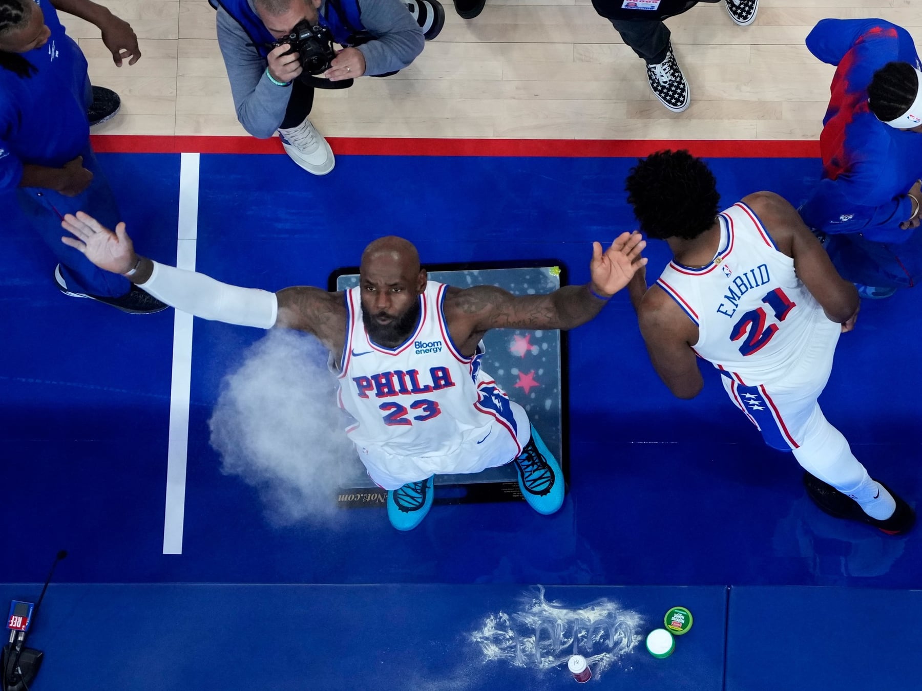LeBron, el Rey jubilado de todo excepto del show: la NBA vuelve a rodar con un sándwich de figuras por partido