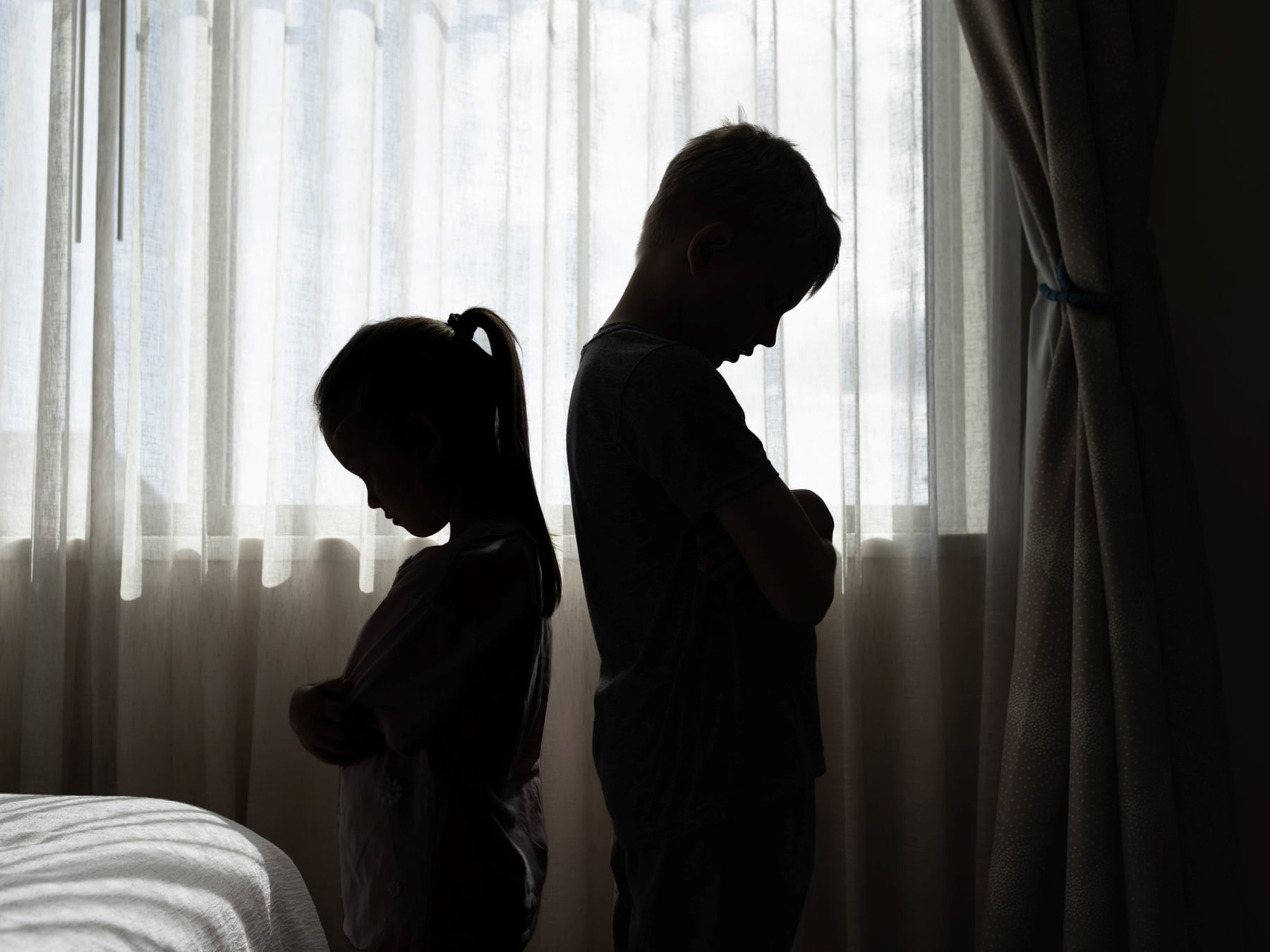 La misma casa, infancias distintas: por qué dos hermanos guardan memorias tan diferentes