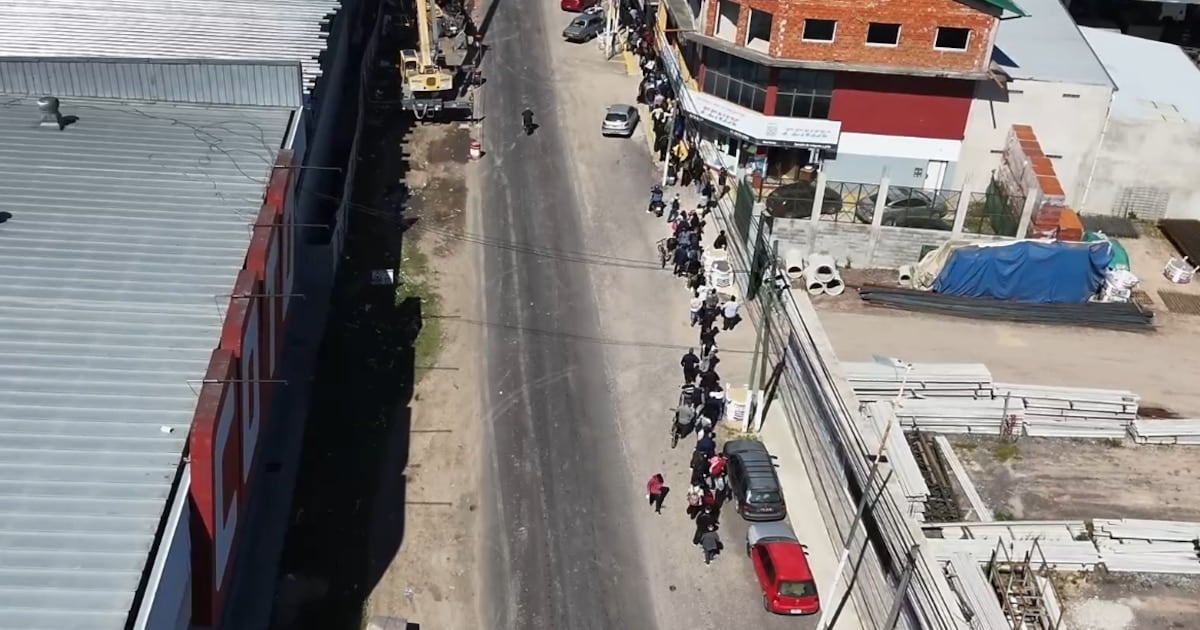Casi diez cuadras de fila por cuarenta puestos: la postal del trabajo formal que el conurbano sigue esperando