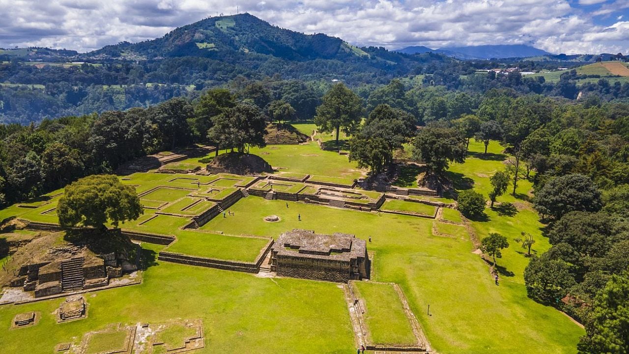 Guatemapa chico, mundo entero: selvas mayas, cafetales y un lago que te quita el aliento
