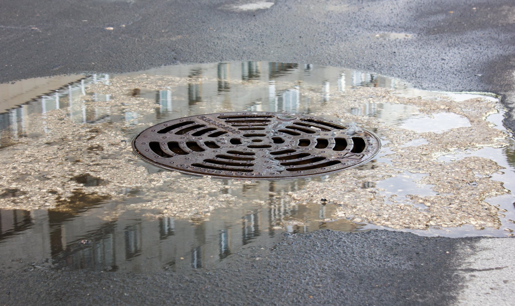 Tormentas en Neuquén: por qué no hay que correr las rejas de la calle aunque el agua suba