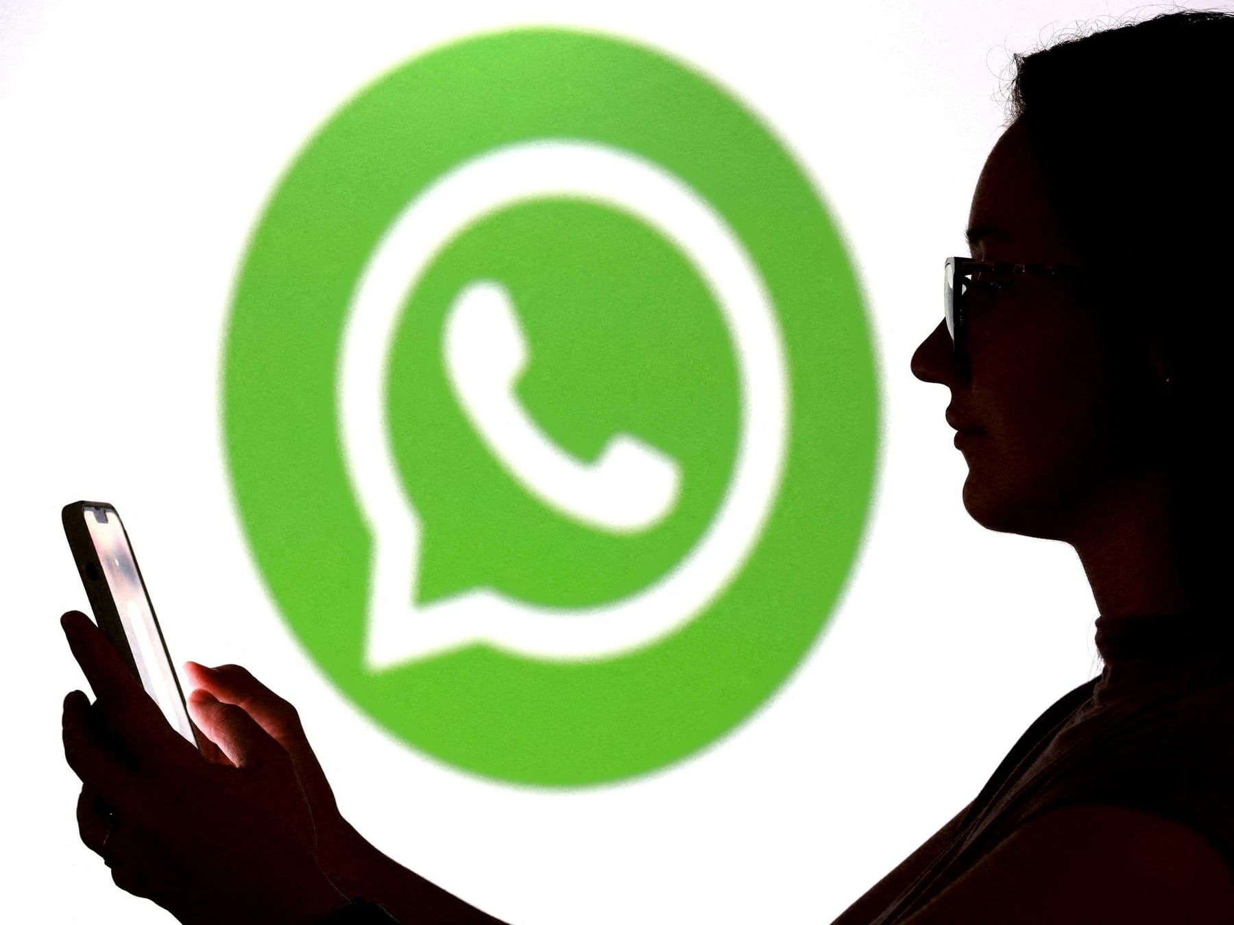 WhatsApp en cuatro equipos a la vez: cómo saber si alguien se metió en tu cuenta y cómo echarlo