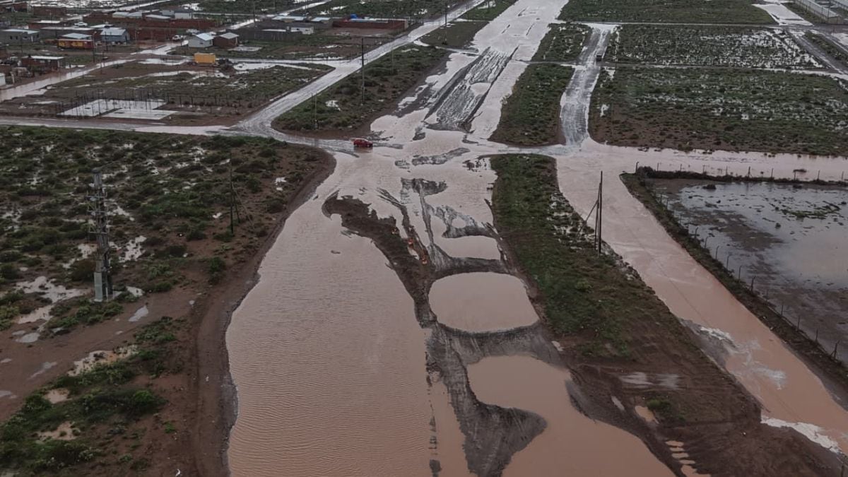 Añelo activó un centro de refugio tras la tormenta que inundó calles y daños una banquina