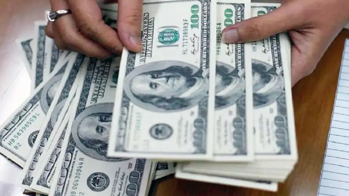 El dólar minorista llegó a $1.550 y redujo la brecha con el blue al 2,5%