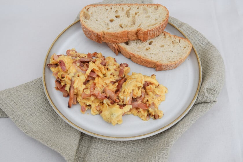 Huevos revueltos con bacon: cómo lograr una textura cremosa sin-driedura