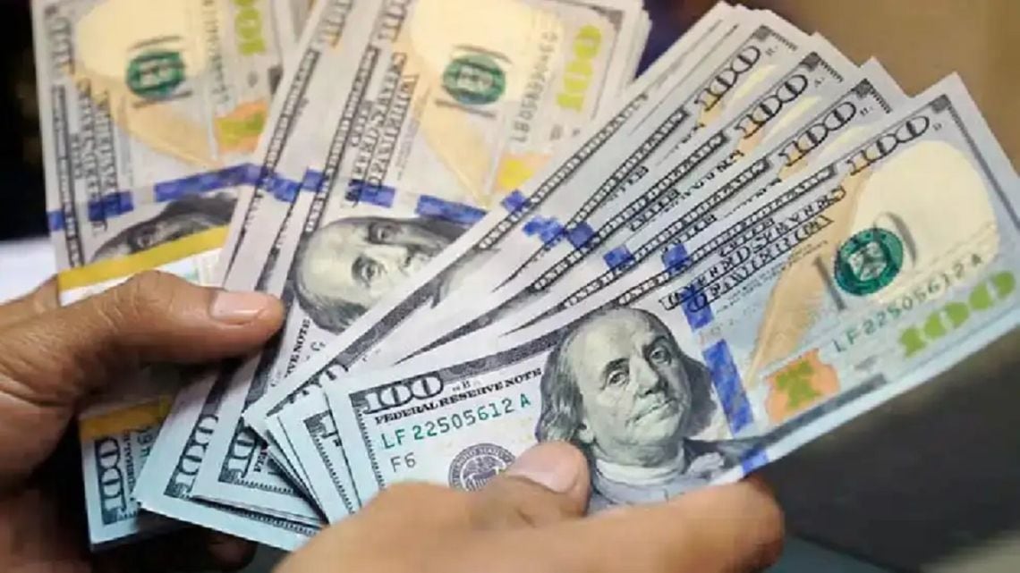 El dólar informal avanzó diez pesos y cerró el lunes a $1.575